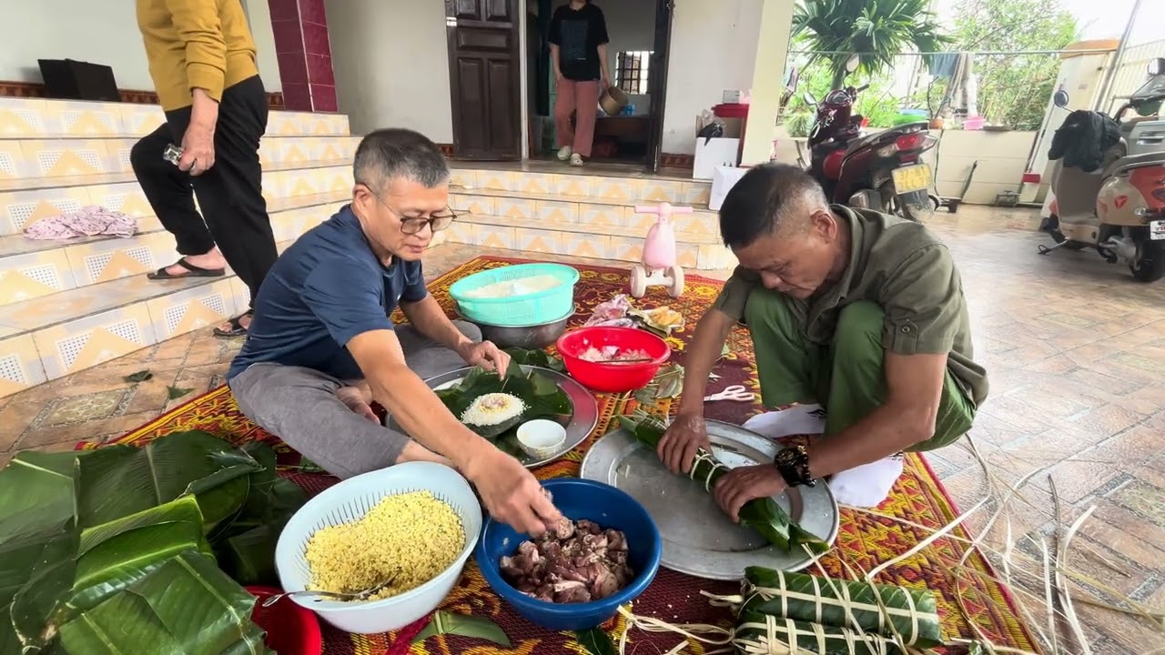 Gói bánh chưng và bánh tét xóm Tân Thịnh