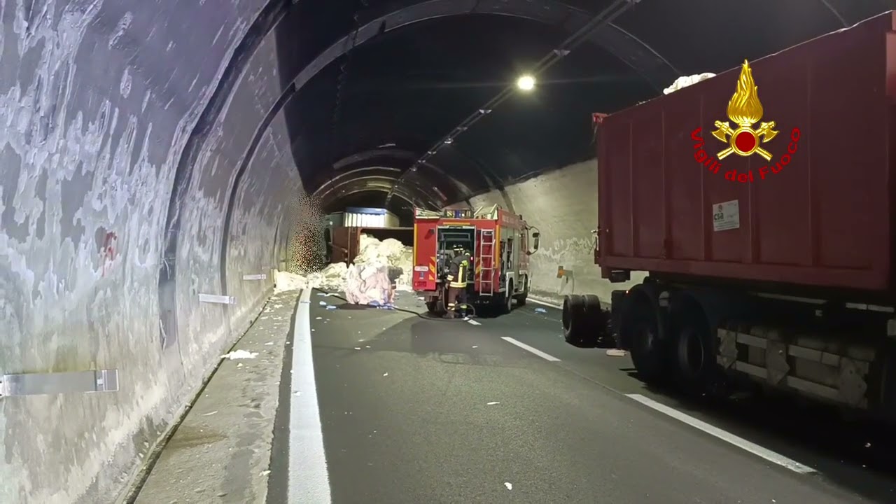 Incidente mortale in galleria sull'A16: il video dei vigili del fuoco