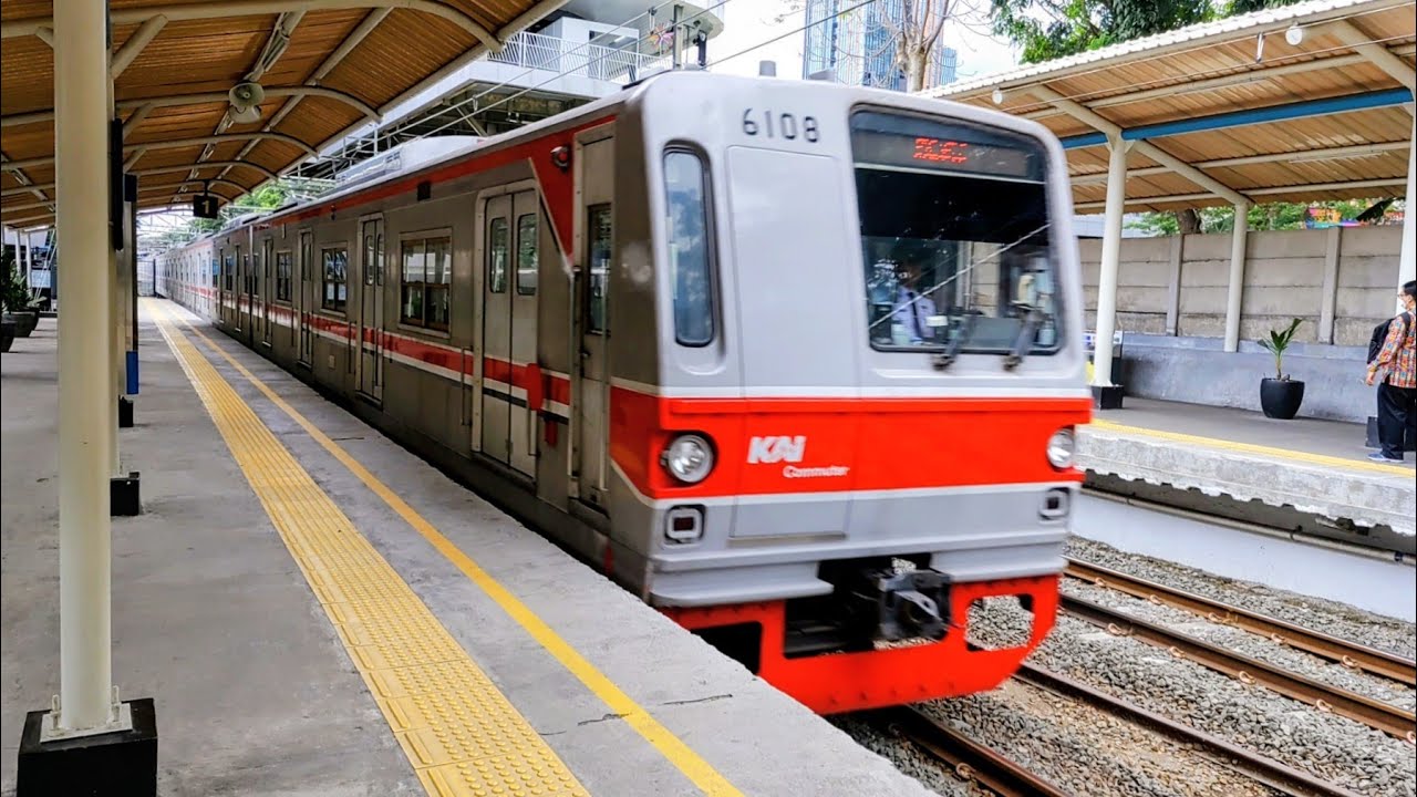 KRLコミューターライン東京メトロ6000系 スディルマン駅到着 KRL Commuterline 6000 series EMU