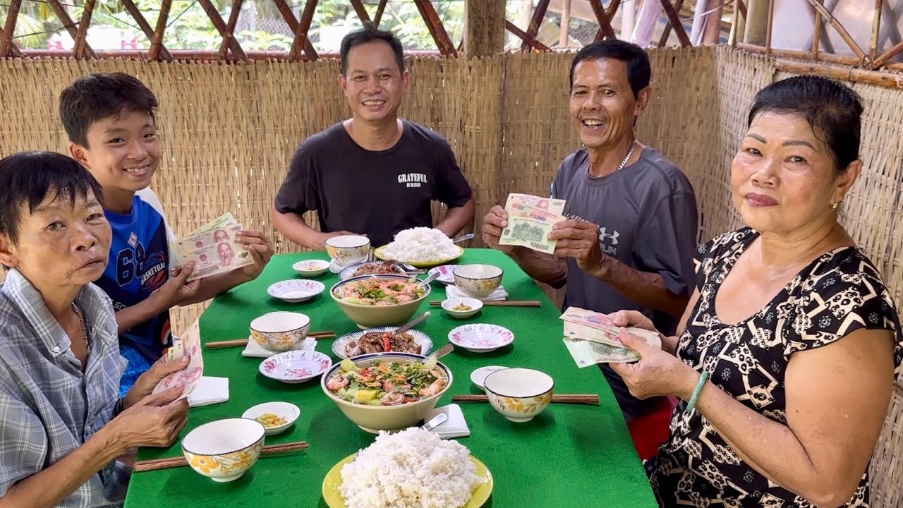 Vui Mừng Nhận Được Món Quà Từ Cô Phương Ở Mỹ tặng Gia Đình Và Bà Con / at6n