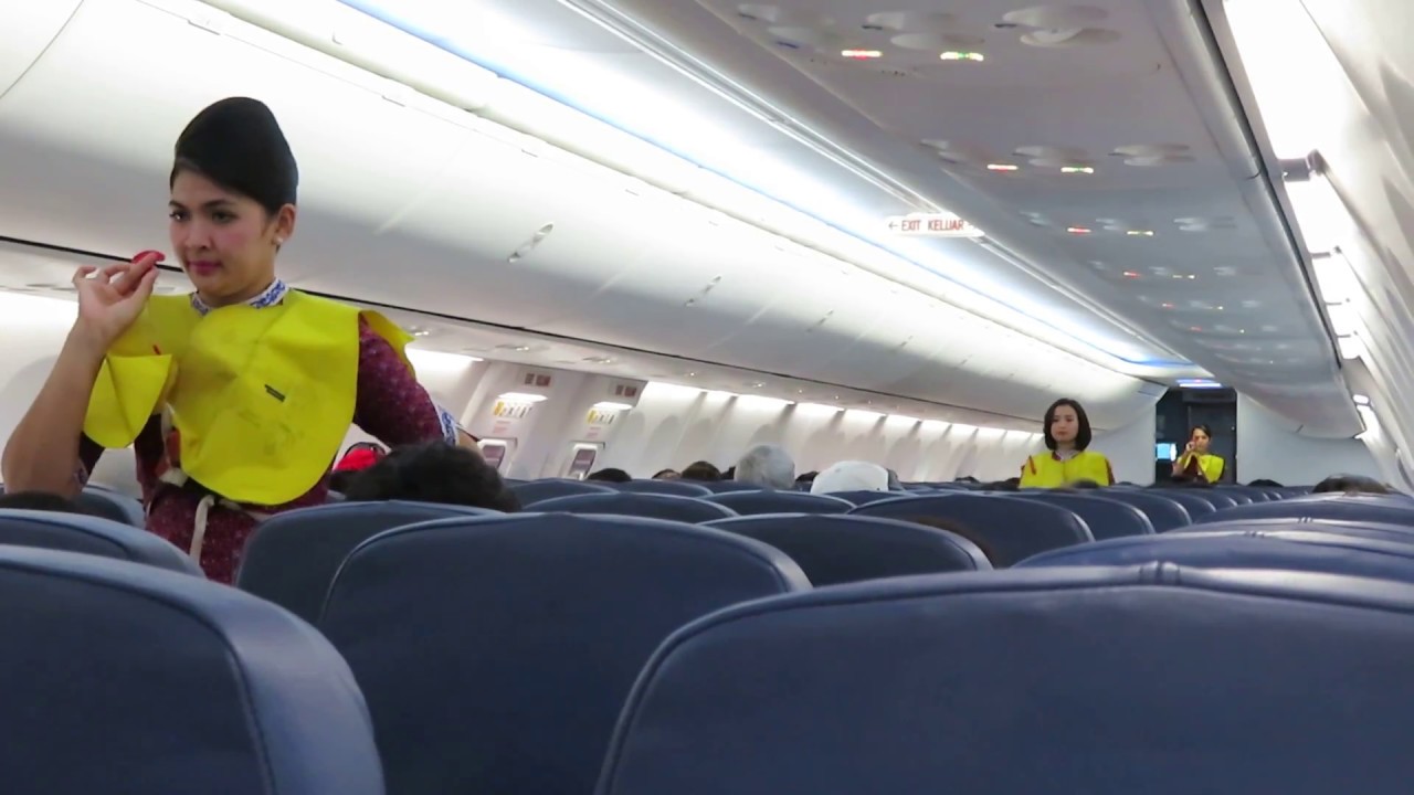 Pramugari Cantik Lion Air Makassar - Bandung Memperagakan  Alat Keselamatan Pesawat