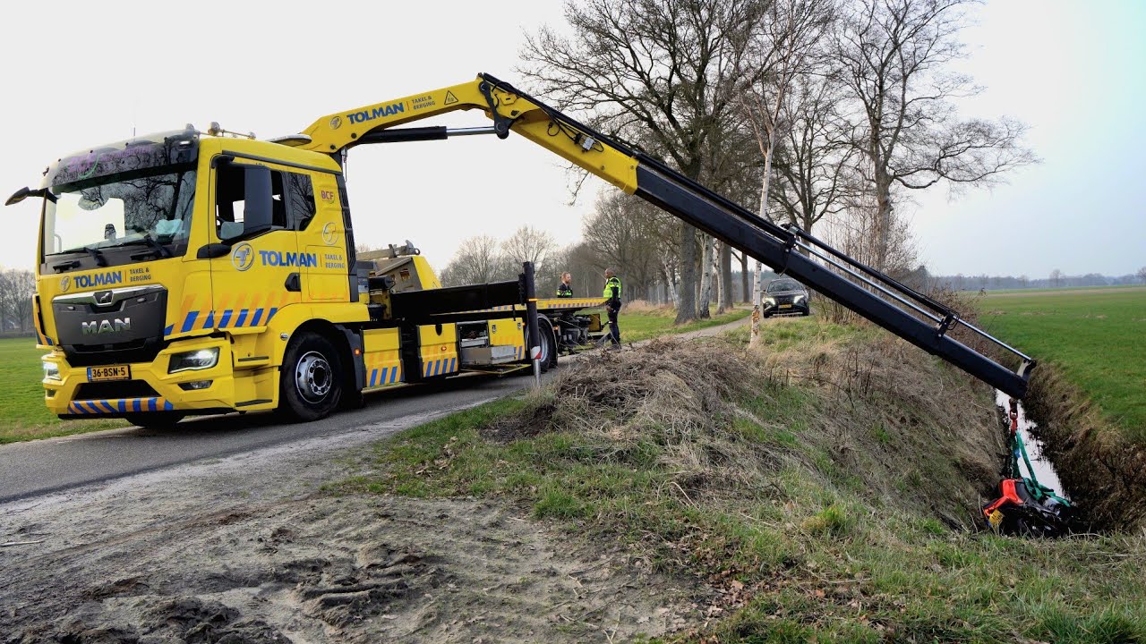 Motorrijder vliegt uit de bocht, botst op boom en komt in de sloot terrecht