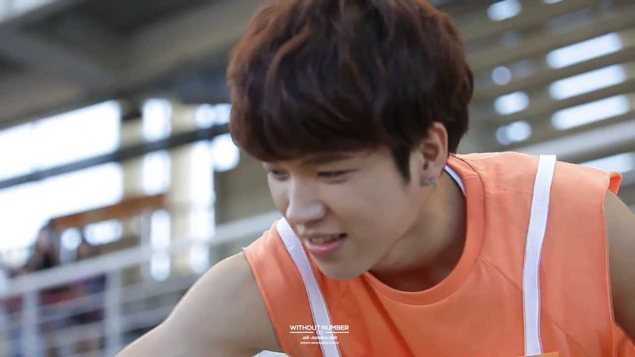 130903 Idol olympic 우현 - 팬들에게 음료수 주는 모습