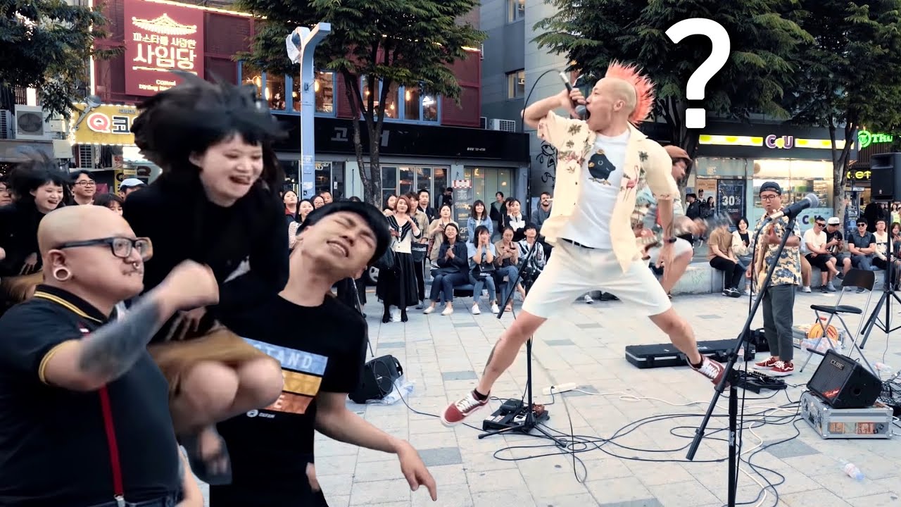 예상못한 관객들의 반응에 밴드 보컬은 충격에 빠진다 (레이지본 - 마법의성) 광란의 도가니