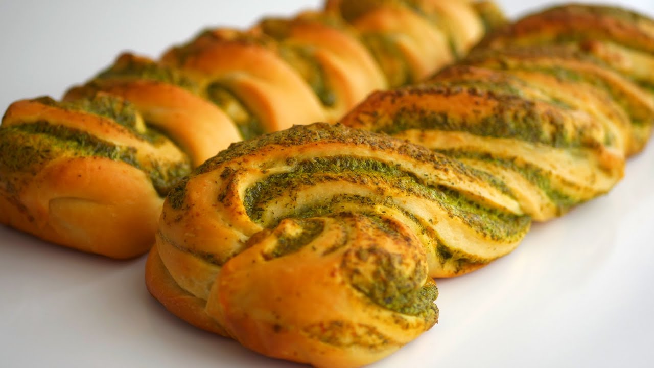 Воздушные и ароматные плетёнки с зеленью и сыром к шашлыку