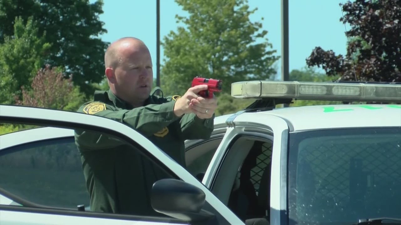 Agents offering citizens training to understand border protection