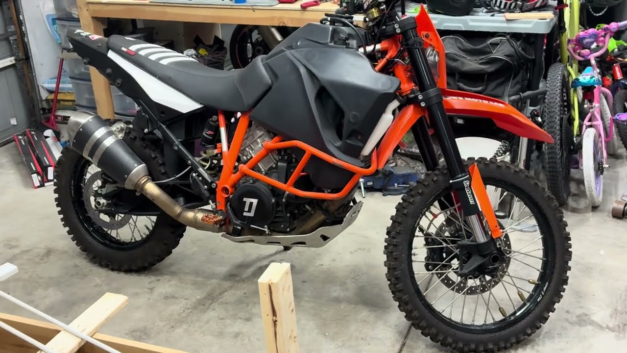 2017 KTM 1090 Adventure R, converted to SE style 