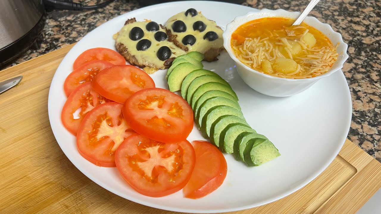 Bistec gratinado, sopa de Pollo y ensalada 