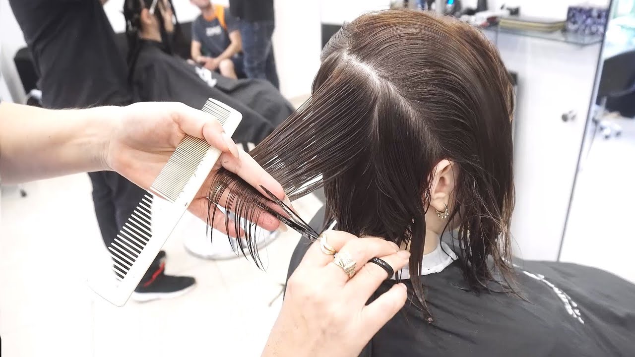 SHORT LAYERED HAIRCUT FOR WOMEN - INVERTED BOB CUT