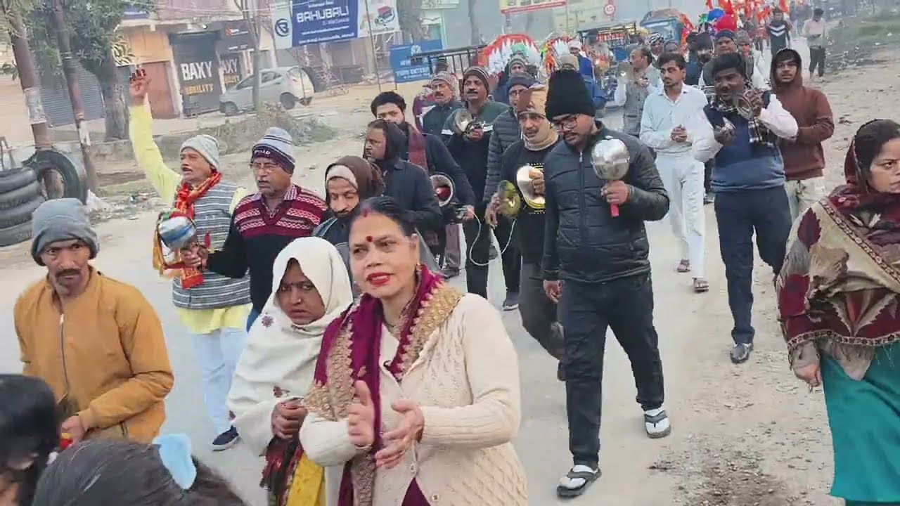 Prabhat feri mein Aaye aur Anand paye Atrauli mein pratidin subah 