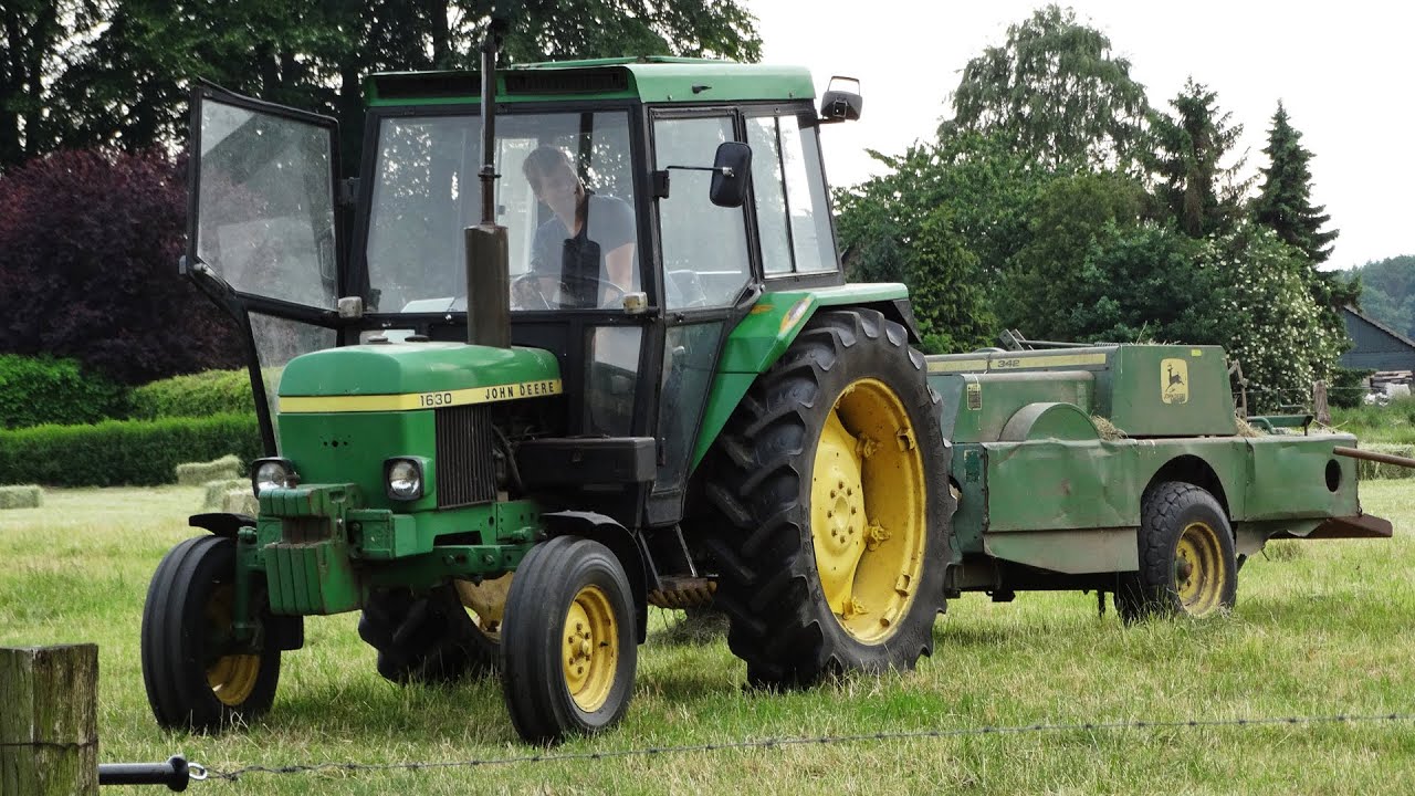 Pressing Bales | John Deere 1630 + John Deere 342 Balenpers | Gras harken + balen persen