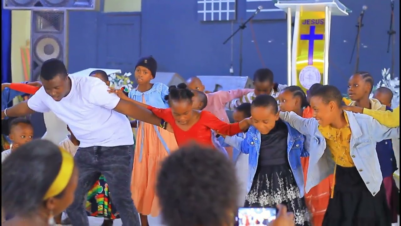 KWAYA YA WATOTO WAKIHUDUMU KWENYE IBADA 