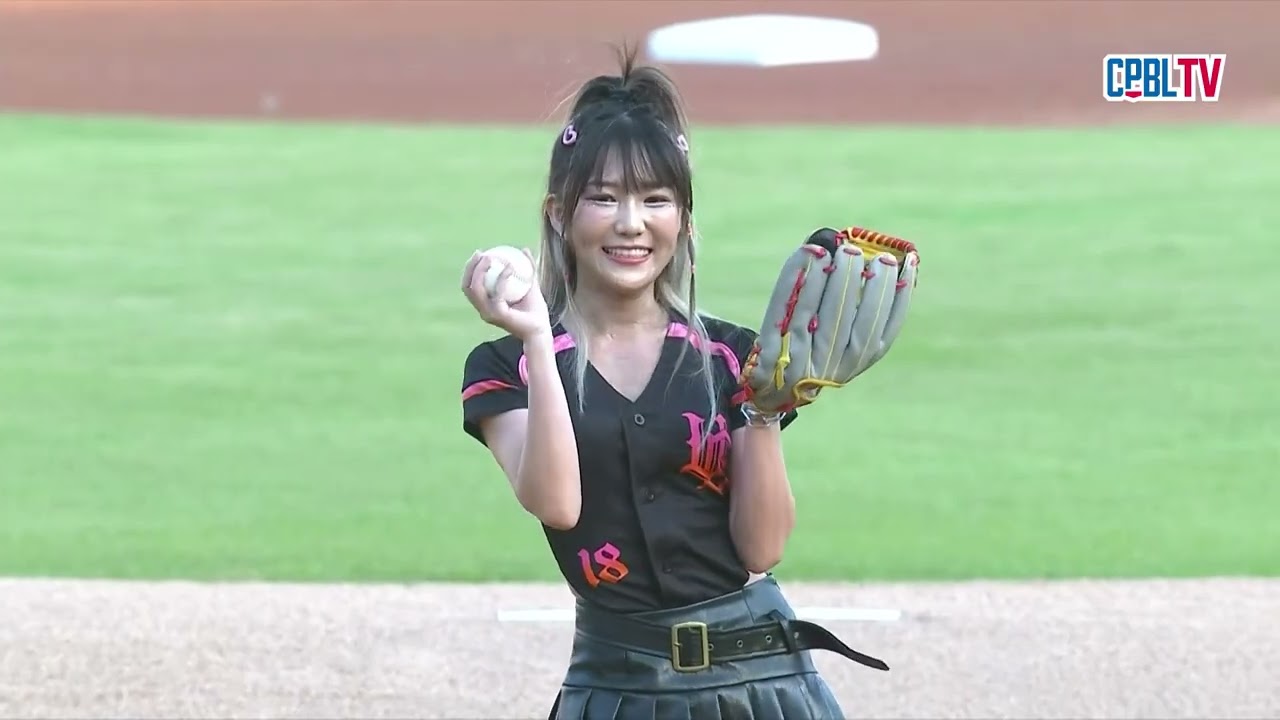 09/15 台鋼 VS 統一 賽前，本場比賽由統一啦啦隊Uni Girls的成員Yovia為本場比賽開出好球
