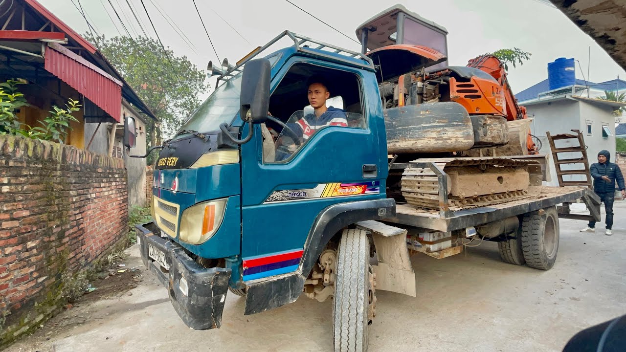 Thanh niên thể hiện tài năng lái ô tô chở máy xúc chạy cực căng lùi ngõ hẹp và cái kết |Máy xúc ô tô