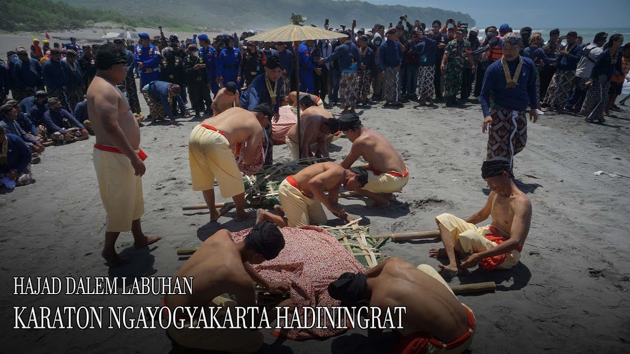 Upacara Adat Labuhan Keraton Yogyakarta Hadiningrat di Pantai Parangkusumo Laut Selatan