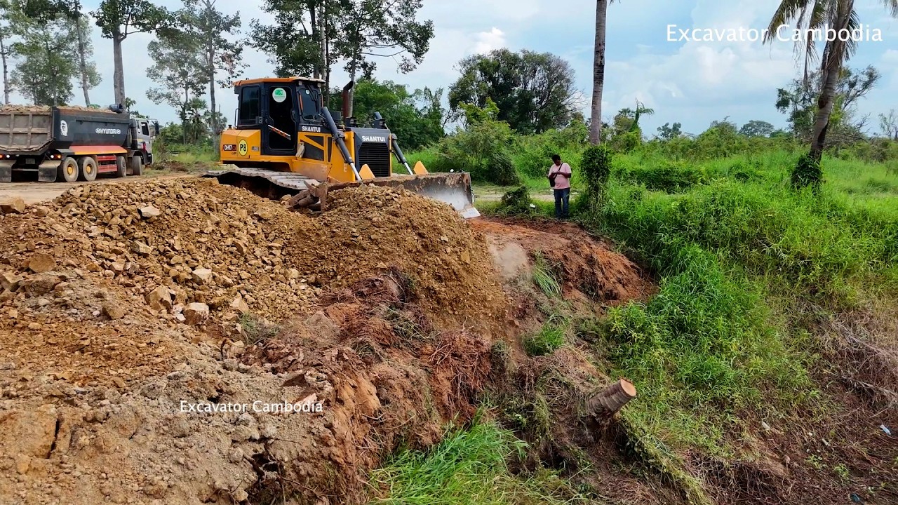 SHANTUI DH17C3 Moving Stone Filling Slope And 25T Truck Unloading Stone - D31Pushing Landfill