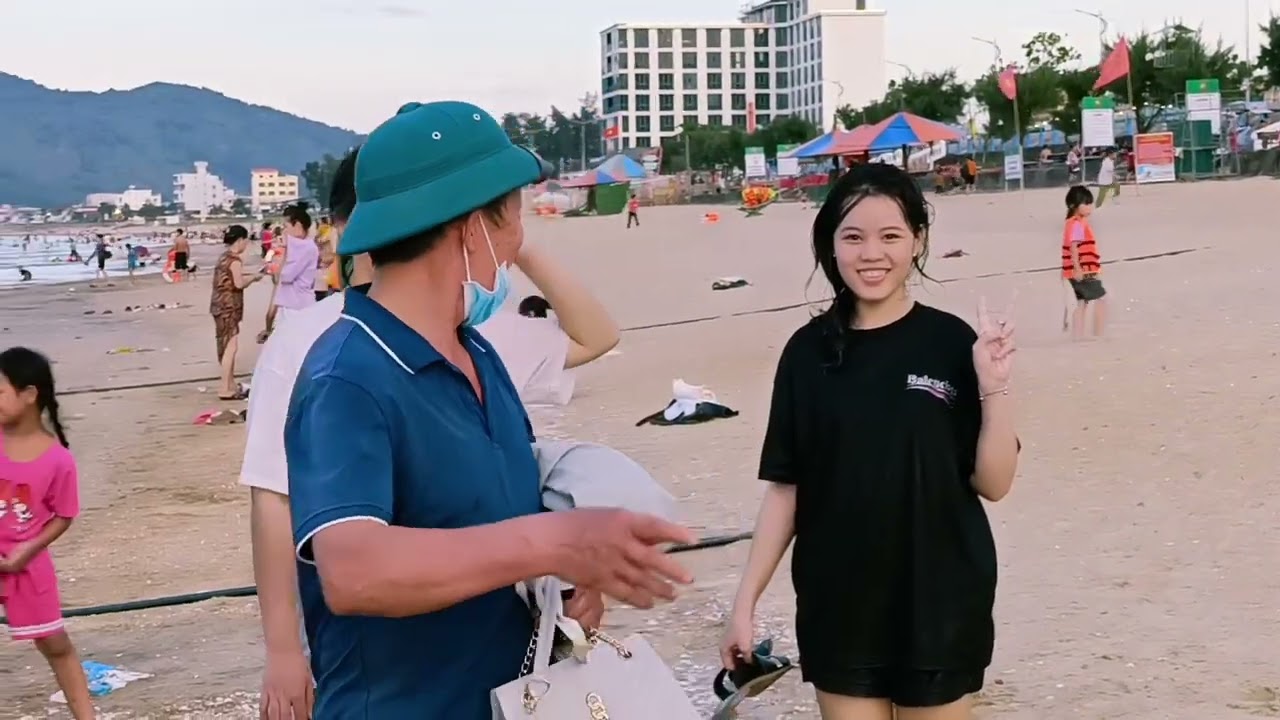 Thiên Cầm bãi biển xanh sạch đẹp,trời càng nắng du khách càng đông.