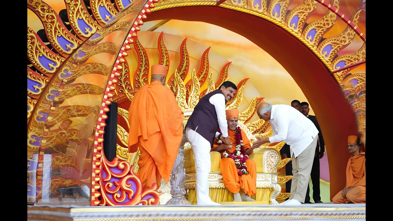 मुख्यमंत्री डॉ. मोहन यादव बड़ोदरा में महंत स्वामी महाराज जन्म जयंती महोत्सव में शामिल हुए।