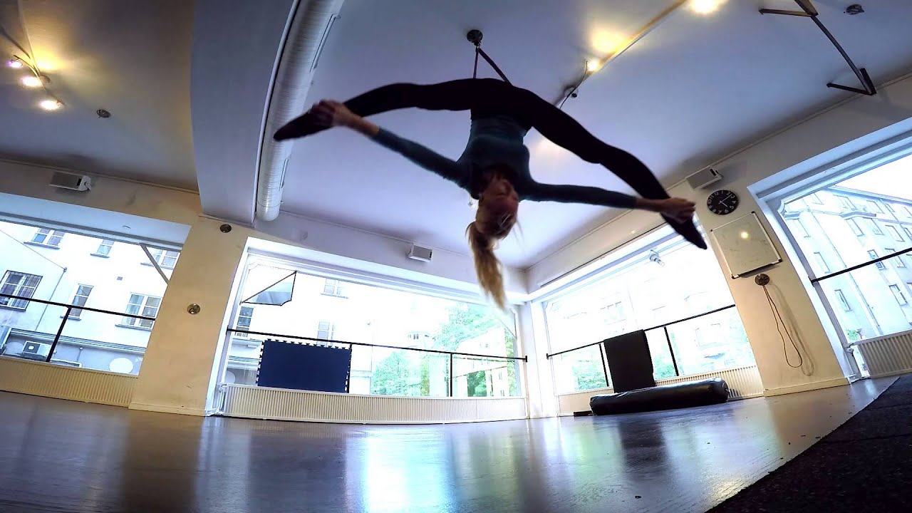 Split stretch hang (upside down)
