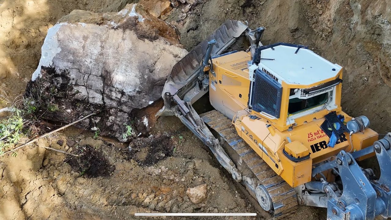 Rock removal with LIEBHERR 744 dozer #bulldozer #dozer #work machines #liebherr#komatsu#discovery
