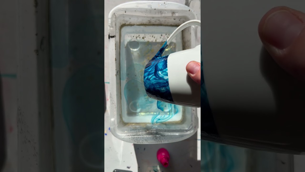 How To Make A Nail Polish Dipped Mug For A DIY Gift #budgetdiy #nailpolishart #craftidea #diymugs