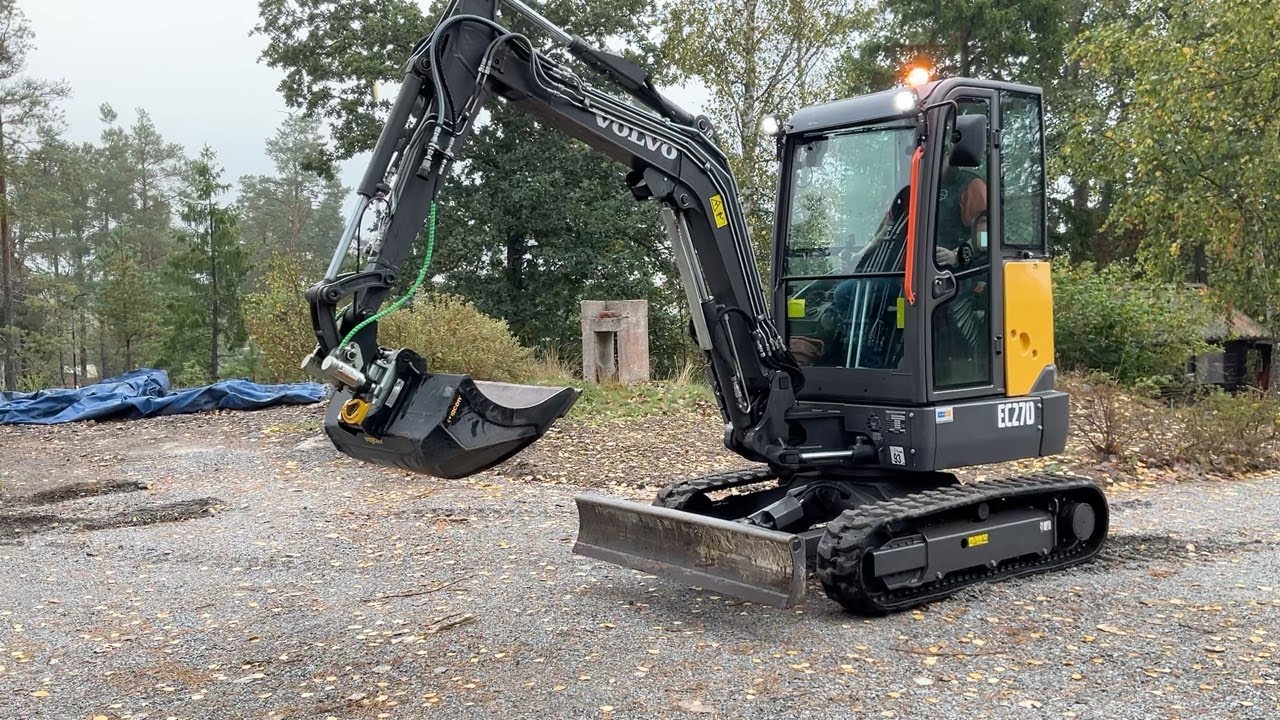 Köp Grävmaskin Volvo EC27D med redskap på Klaravik