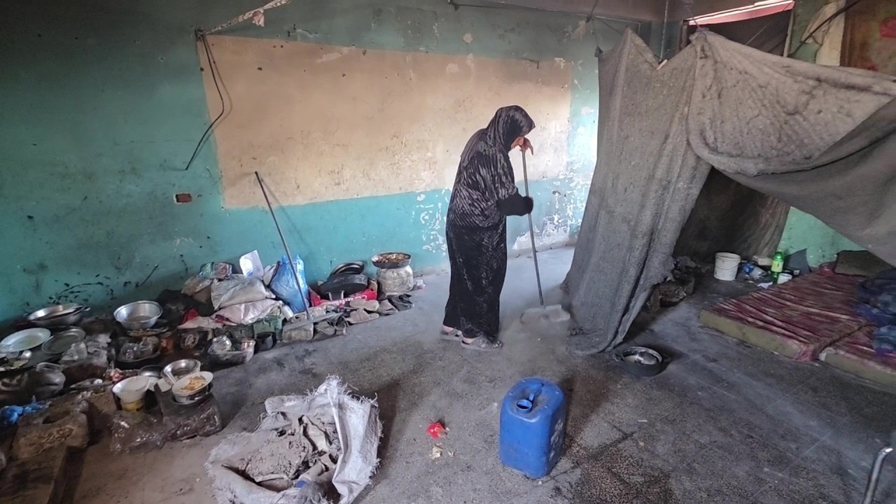 النازحة إكرام النجار تعيش في غرفة متضررة بمركز إيواء في خان يونس بظروف صعبة بعد استشهاد ابنها