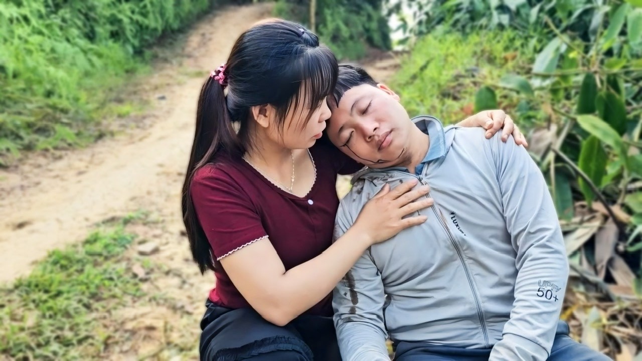 finally, Yen Chi went looking and found Thanh lying by the side of the road
