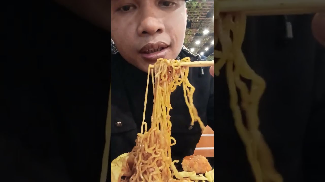 Makan Mie Gacoan di  dekat Alun-alun Tasik