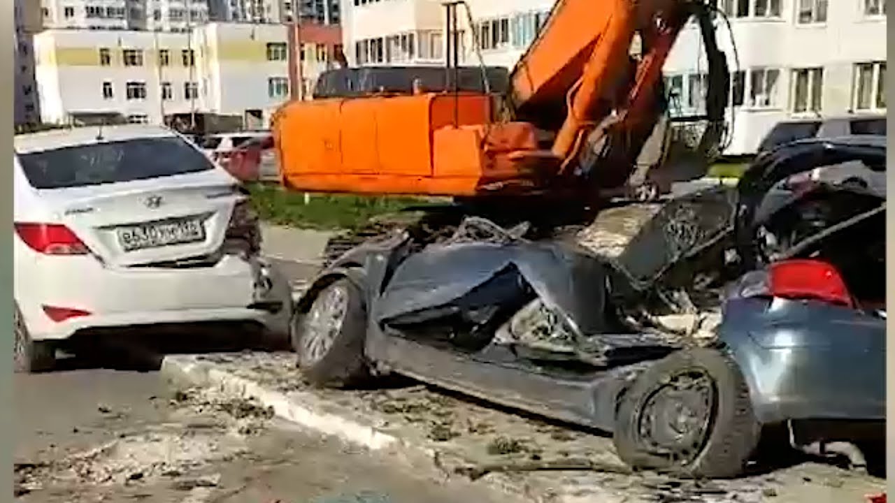 Бешеный экскаватор на гусеницах расплющил 