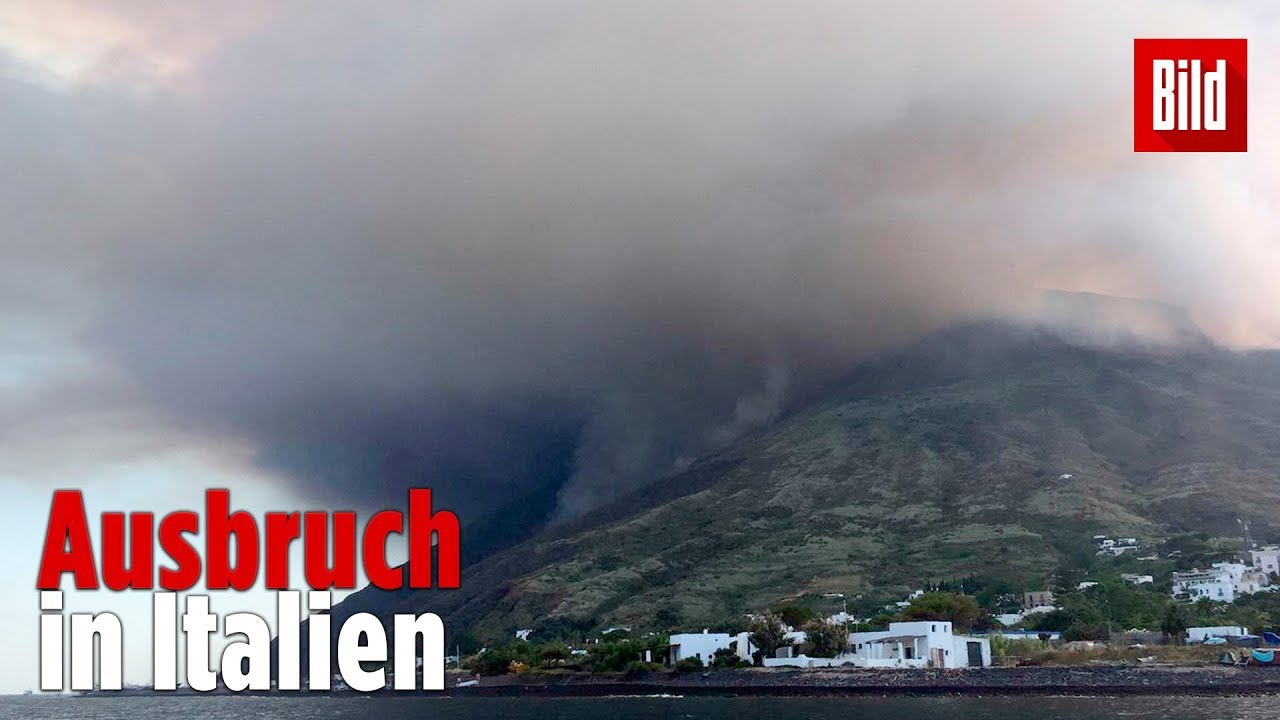 Es regnete Lavabrocken: Touristen springen in Panik ins Meer, als der Vulkan Stromboli ausbricht