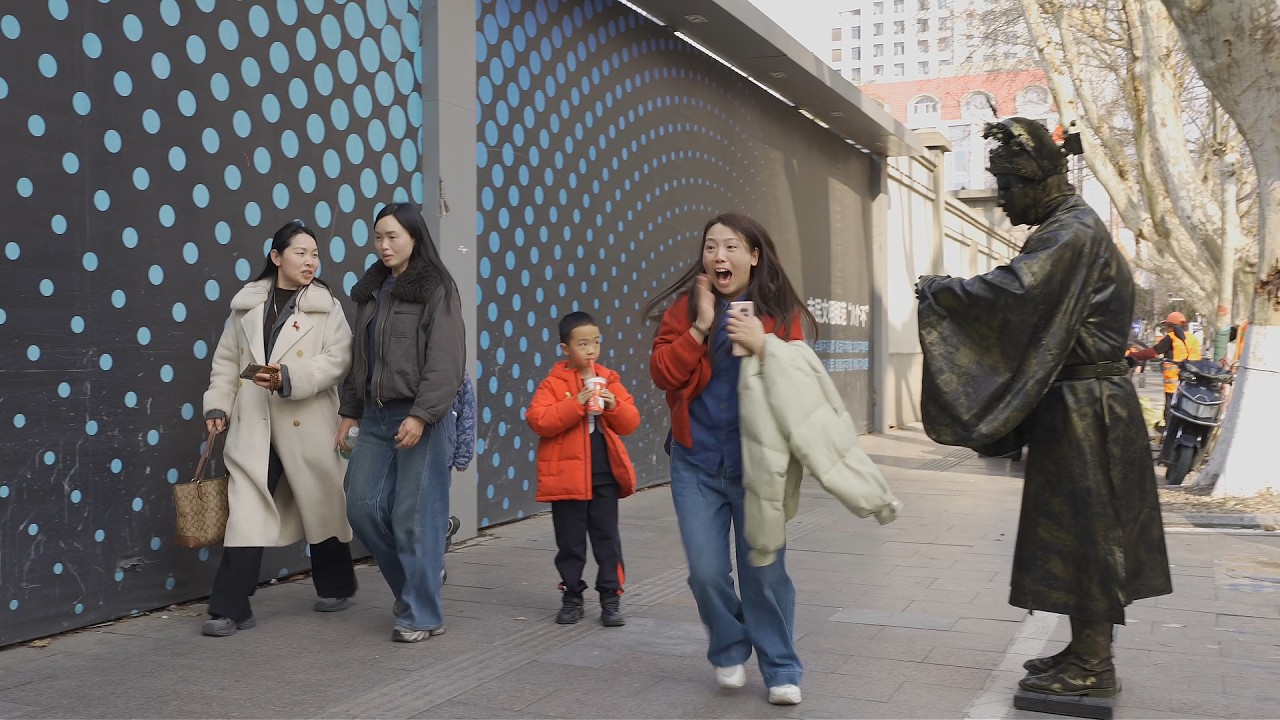 What would people's reactions be if I disguised myself as a statue of the God of Wealth?