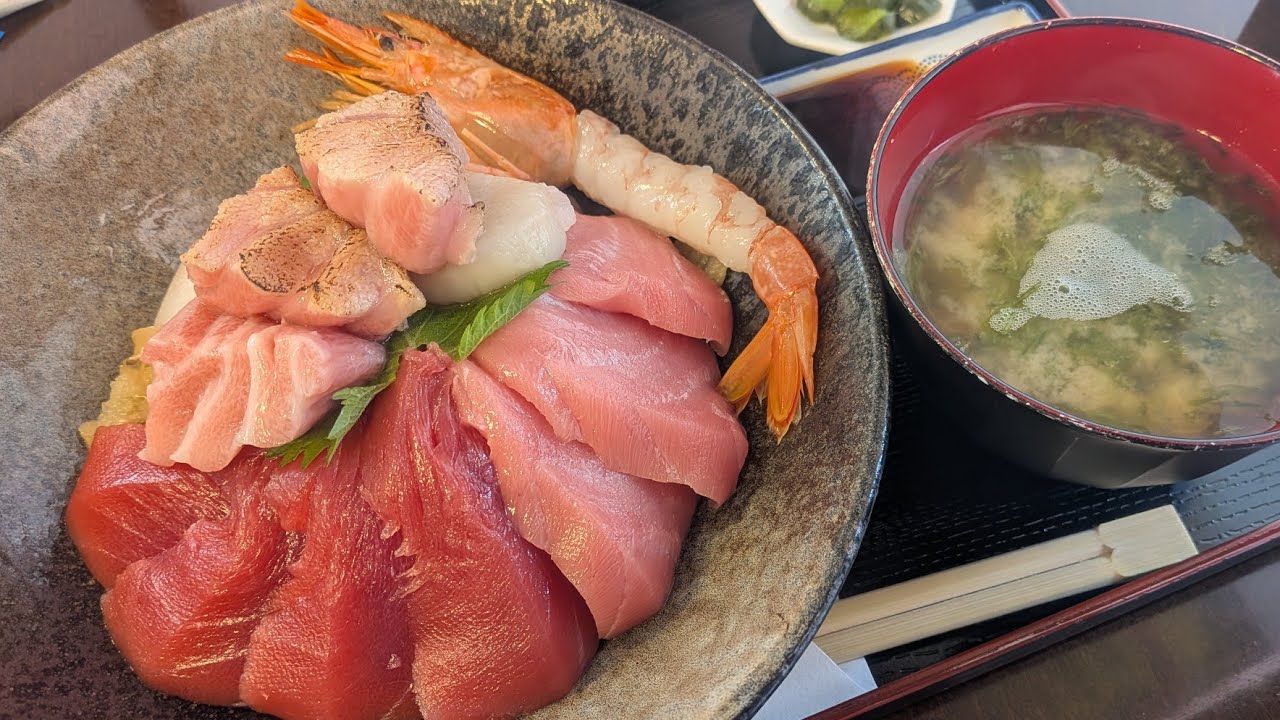 朝から行列が出来る市場の「本まぐろ丼」専門店！一番凄い「本まぐろ10切れ乗せ爆盛り海鮮丼」【海鮮丼 まぐろ家】