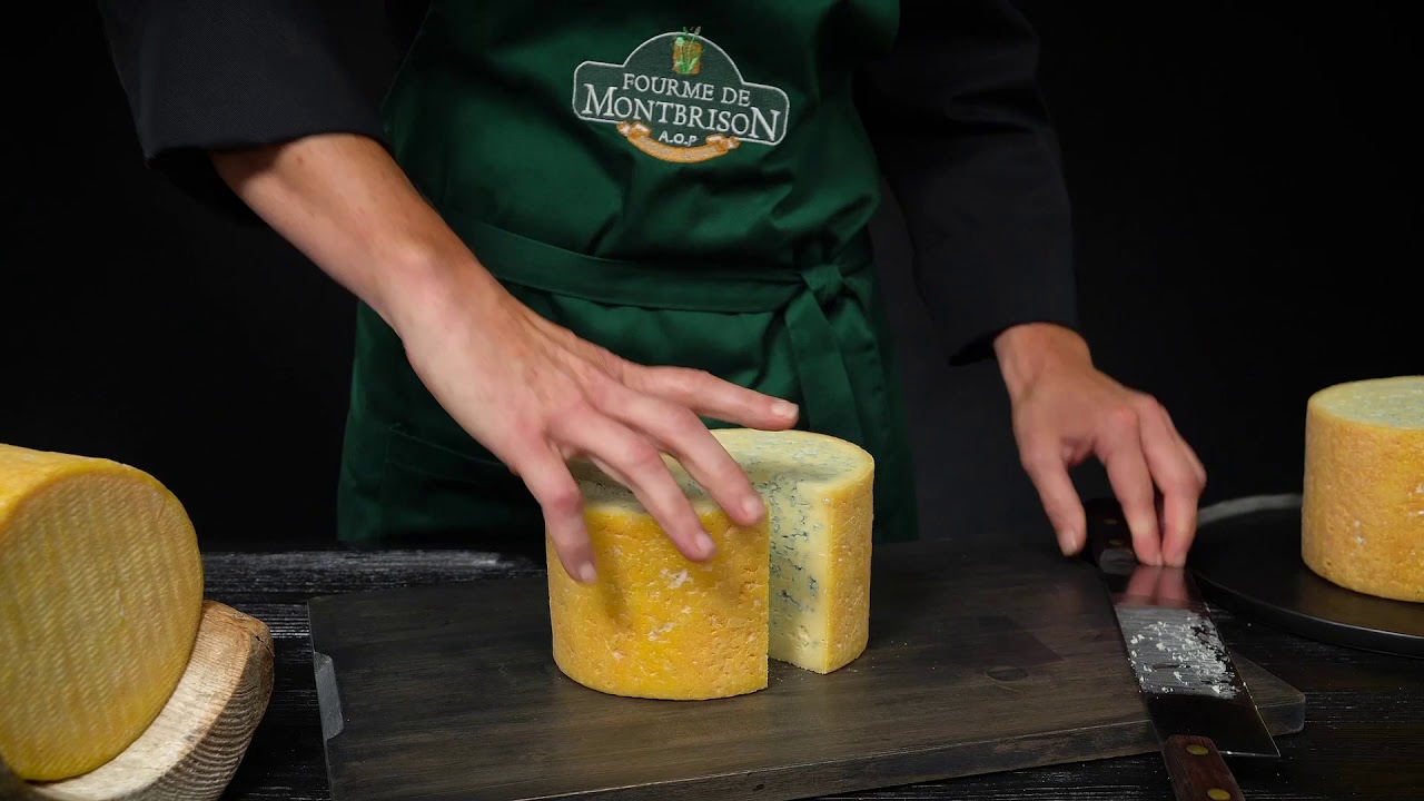 La découpe de la Fourme de Montbrison AOP!