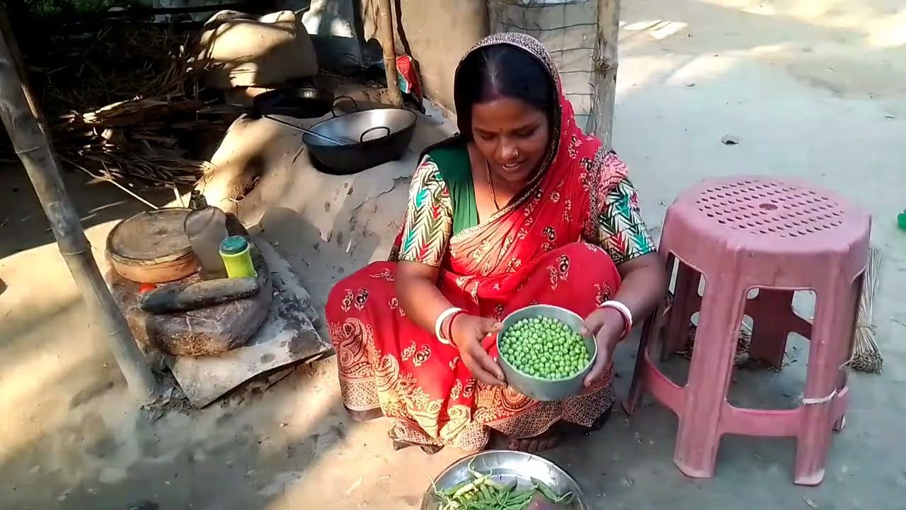 আজকে মটরশুটি পরোটা আর আলুর কষা। রাতের রেসিপি। গ্রামের উনুনে রান্না।
