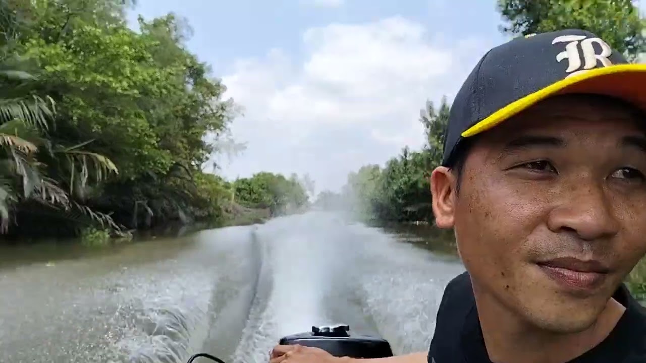 Bình xăng Bông Mai hãng. Honda 13hp Nhật . Chân vịt dàn cầu. Bánh lái nước.  ĐT:0939579433 Toàn 