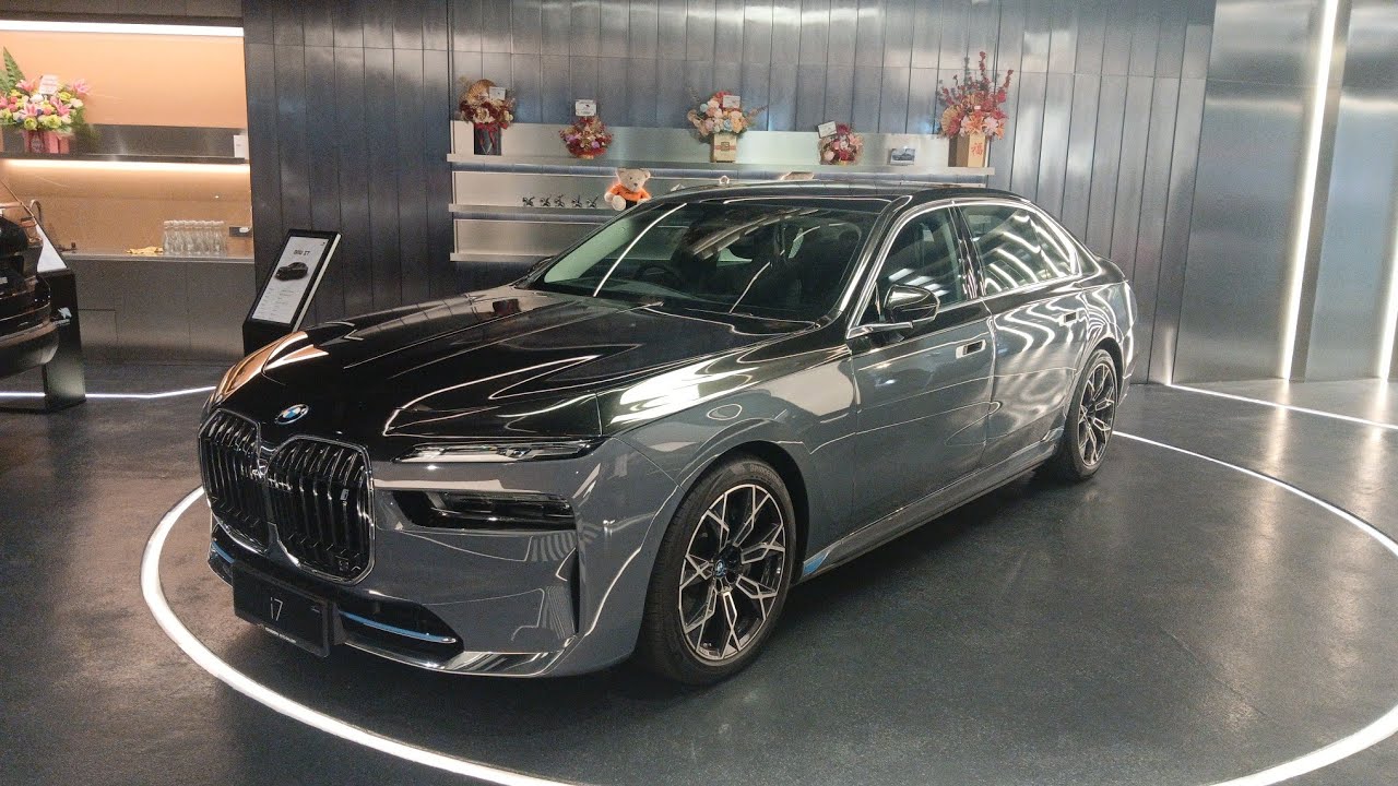 Explained BMW i7 xDrive60 (option non screen)[G70] - Indonesia