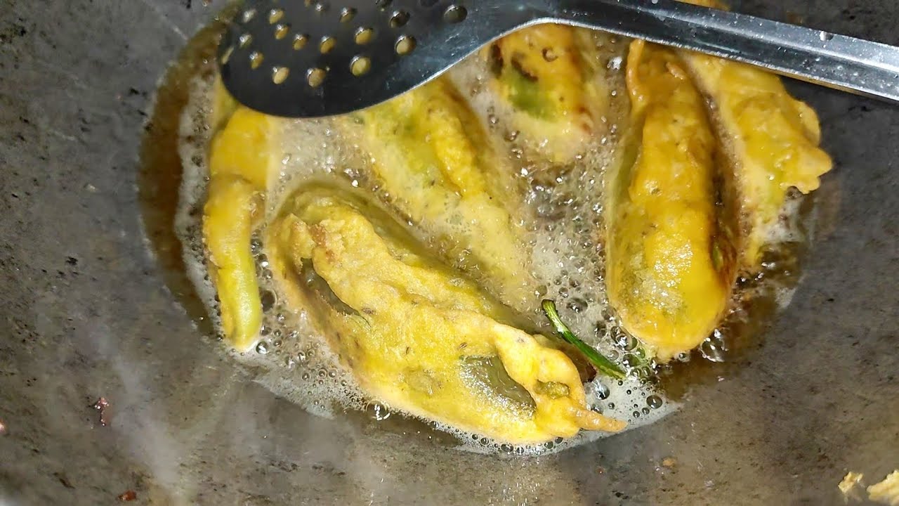 Chilli pakoda  at evening 🤤 #trending #viral @Jatin life vlog 