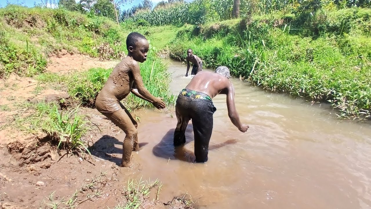 RAW UNCUT RIVER SHOWER IN THE VILLAGE//  AFRICAN VILLAGE LIFE  😎 🙌 