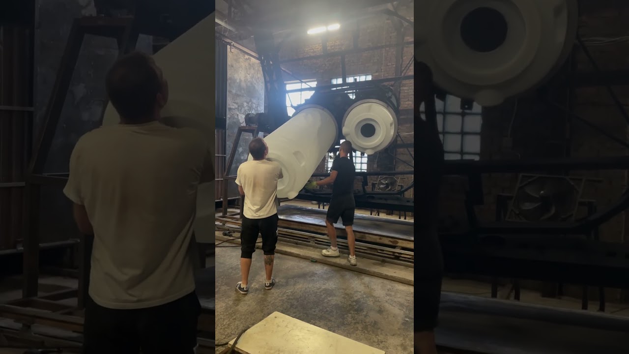 The process of extracting 1000-liter tanks from the rotomold. #viger #rotomolding #kaniv
