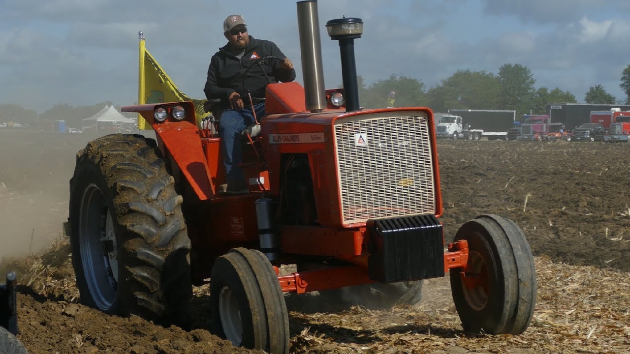 1970 ALLIS CHALMERS Two Twenty Plowing With 5 Furrow Plow