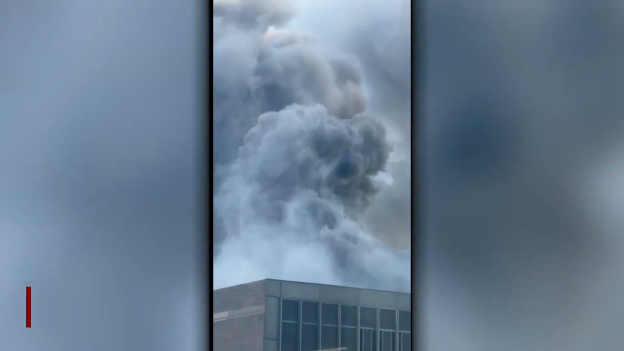 Пожарные Нью-Йорка борются с огнем в высотном здании в центре города.