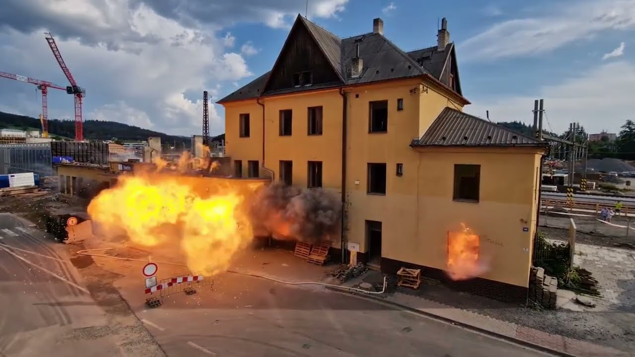 Město Vsetín  ( Demolice staré nádražní budovy  2023 )