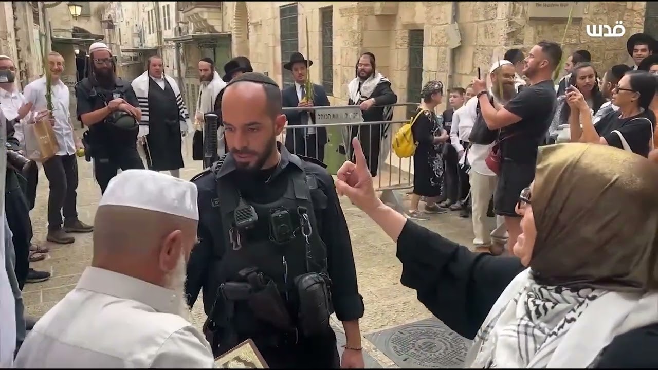 فلسطينيون يكبرون في وجه المستوطنين عند باب السلسلة في البلدة القديمة بالقدس المحتلة.