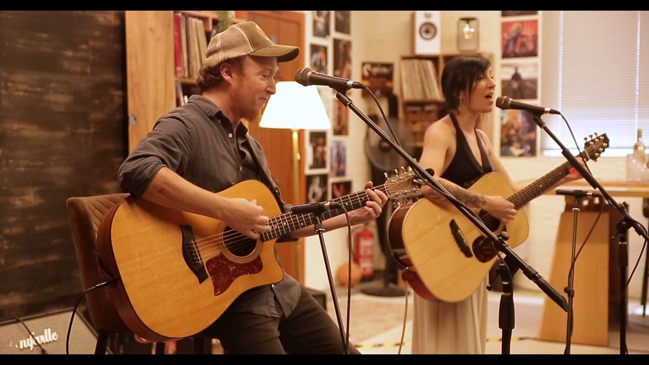 Neus Ferri RightOn Session live music  performance at RightOn Straps workshop