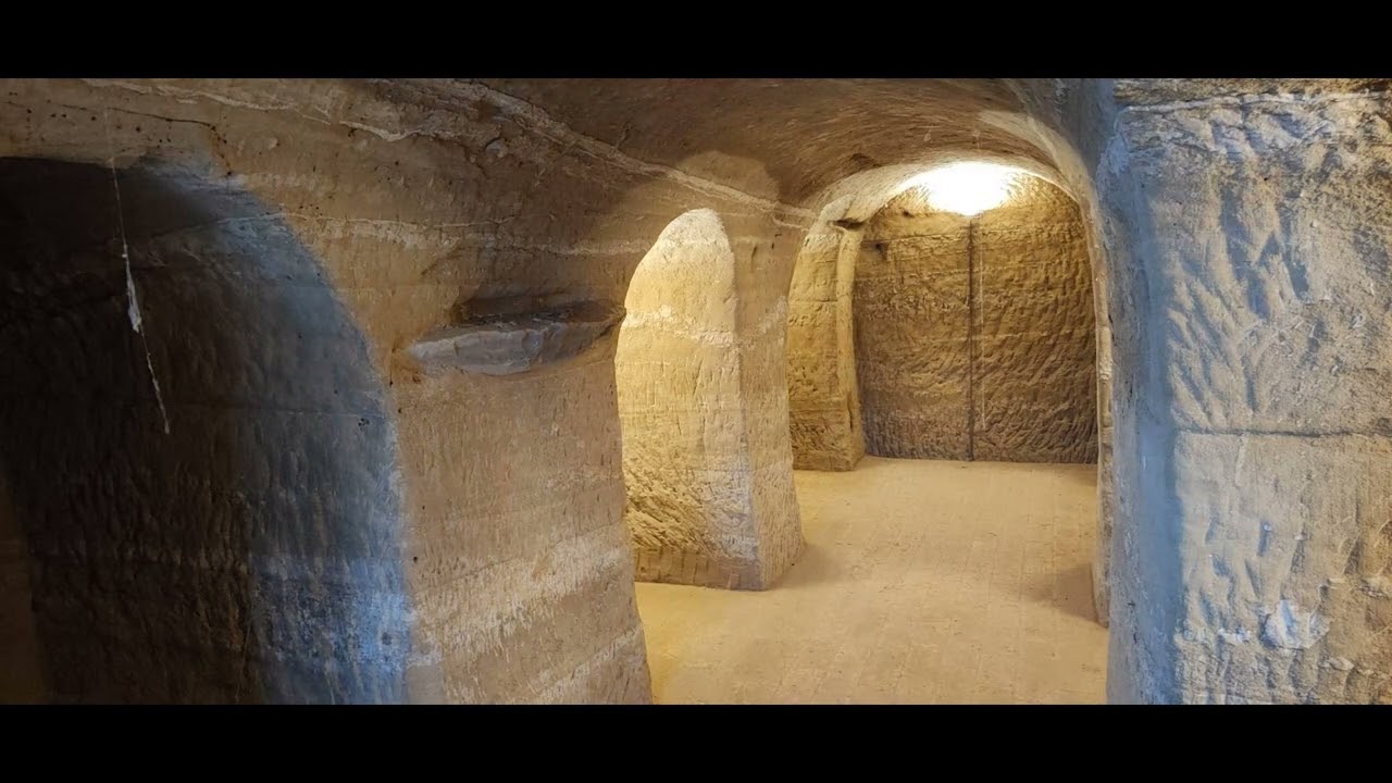 Casale di ampia superficie con piscina e ampio terremo in posizione dominante e panoramica in Vendi