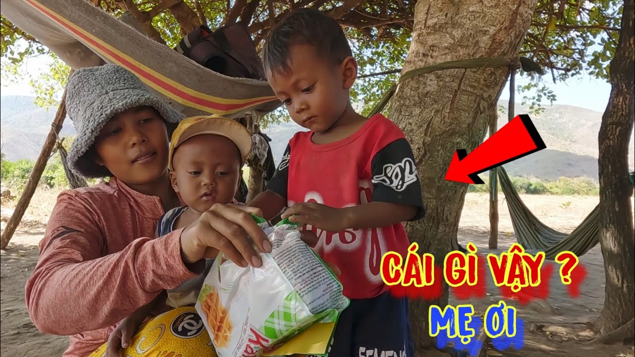 MÓN QUÀ nhỏ, lần đầu tiên được ĂN BÁNH, cả gia đình nghèo khổ ở trên núi, có gì ĂN NẤY - tập 974