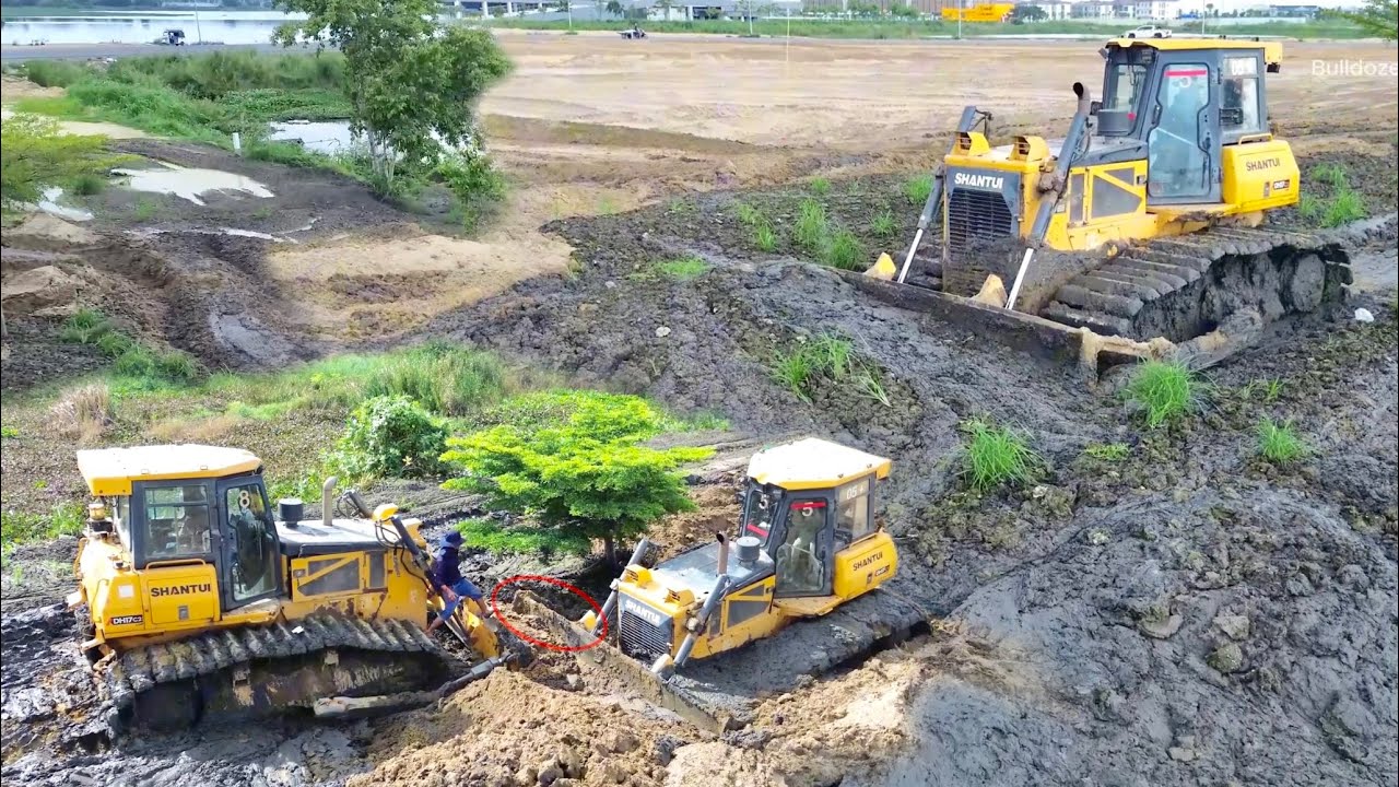 Technical Operator Rescue Bulldozer Sink in Deep Mud and Moving Dirt out - SHANTUI DH17c2