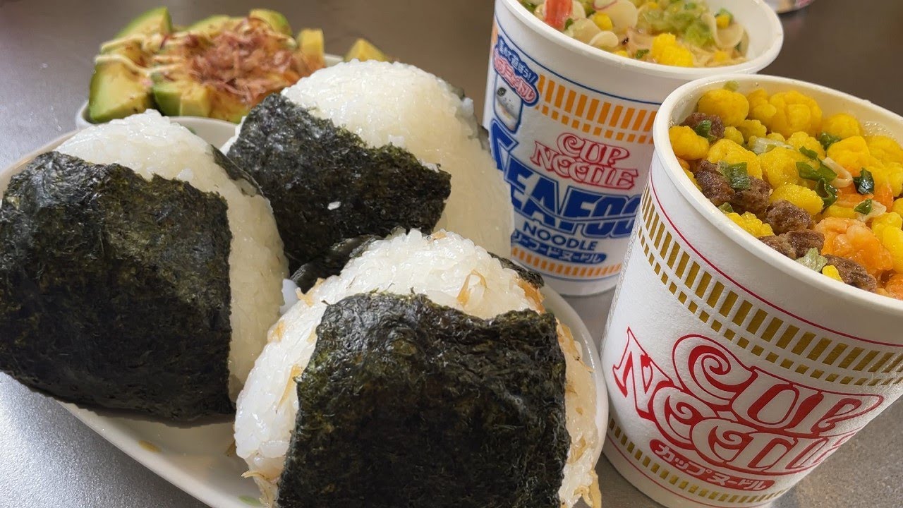 【男飯テロ】大好きなカップラーメンと大きなおにぎりを思いっきり頬張る。