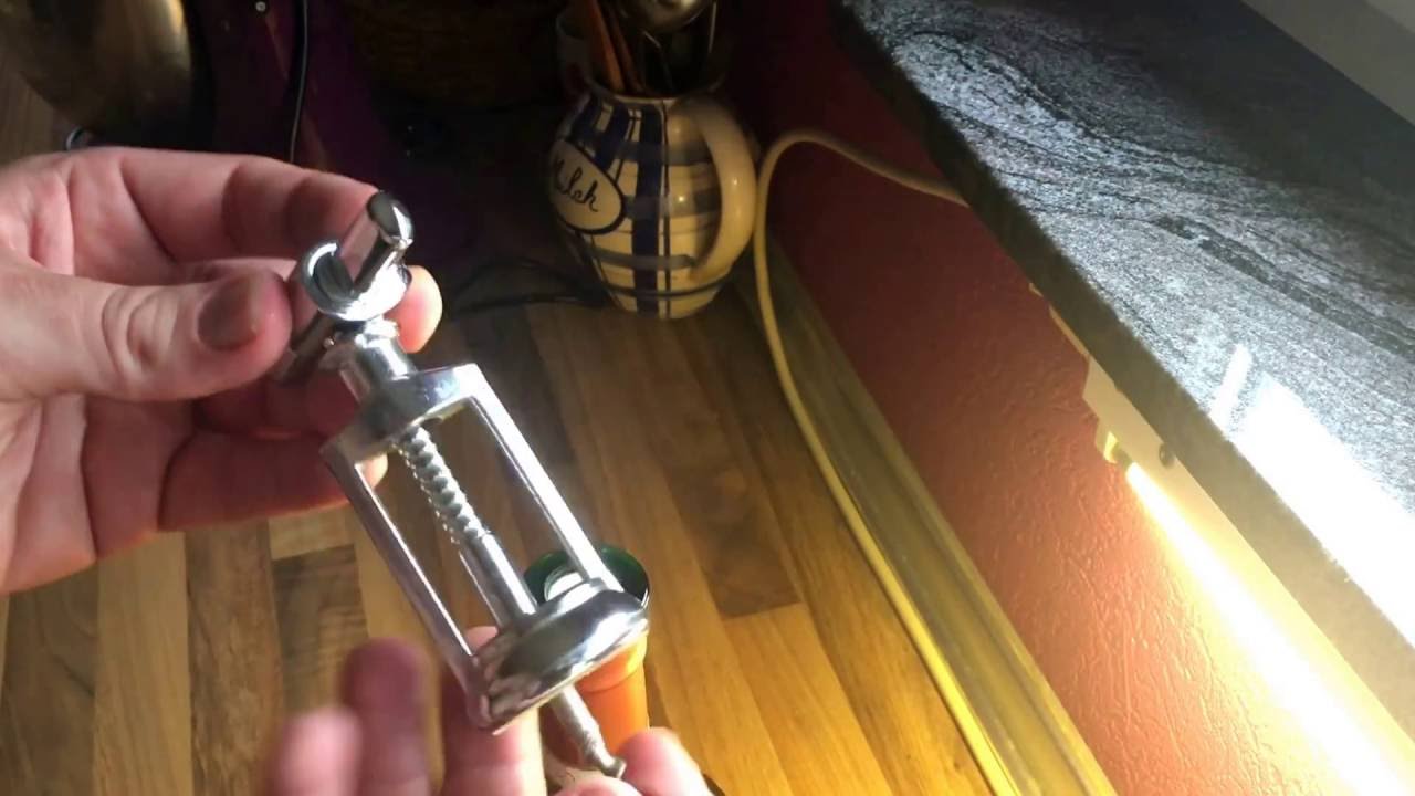 Weinflasche öffnen Wein Korken mit Glocken Korkenzieher entfernen Anleitung